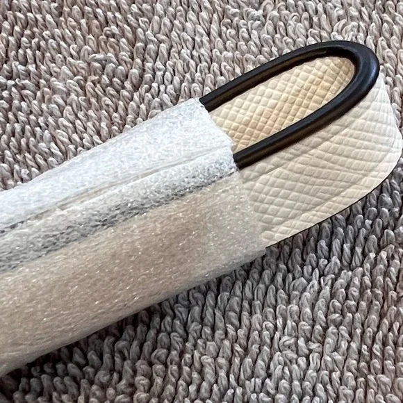 kate spade New York NWT gorgeous and fun Staci Orange Toss Medium L-Zip Wristlet - Picture 11 of 13